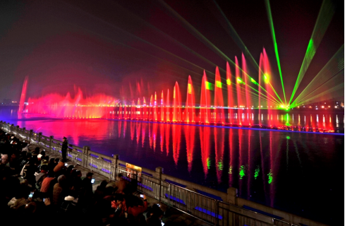 “大美江油•韻律(lv)涪(fu)江”水上音(yin)樂噴泉燈光秀(xiu)