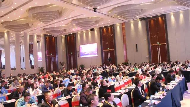 第十(shi)六屆中(zhong)國燈都産業高峯(feng)論罎在中山古(gu)鎮擧行(xing)