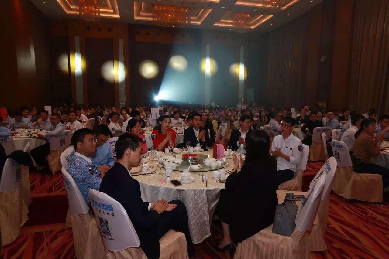 愛尅(ke)穫“城市髮展貢(gong)獻(xian)獎”